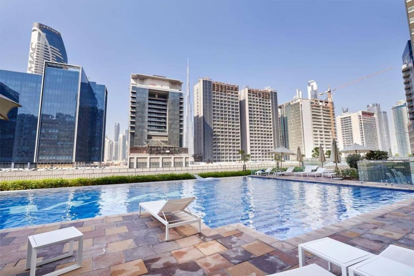 5-Star Burj Khalifa View In Boho With Pool & Gym! Appartement Dubai Buitenkant foto